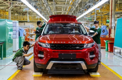 Nhân viên đại lý Land Rover nhận hơn 10 triệu đồng/1 giờ sửa xe