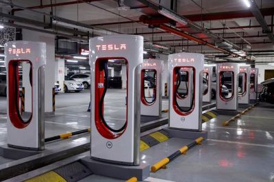 Các nhà sản xuất bộ sạc EV thận trọng tìm cách áp dụng tiêu chuẩn Tesla