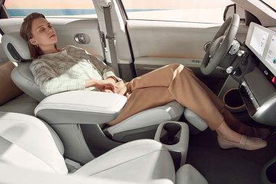 Ngủ trong ô tô điện có an toàn hơn xe chạy xăng, dầu?