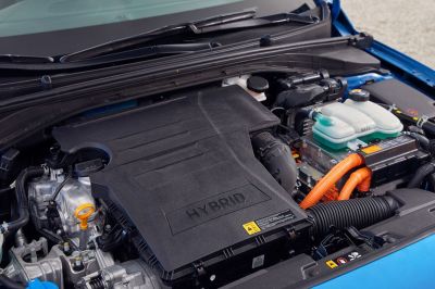 Kích bình ắc quy xe hybrid có gì khác với xe chạy thuần xăng, dầu?