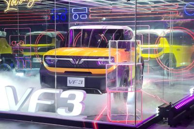 VF 3 ra mắt - lần đầu VinFast giới thiệu xe trong lồng kính