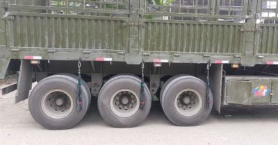 Mấy cọng dây cao su treo ở các bánh xe tải để làm gì?