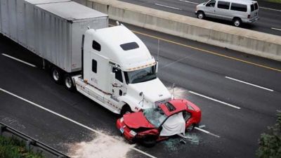 Những kinh nghiệm quan trọng để tránh xe tải, xe container an toàn