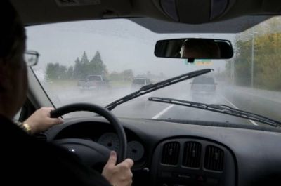 Những kinh nghiệm lái xe trong điều kiện thời tiết mưa bão
