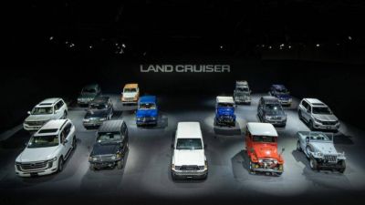 Lần đầu tiên 14 dòng xe Toyota Land Cruiser tề tựu cùng một sân khấu