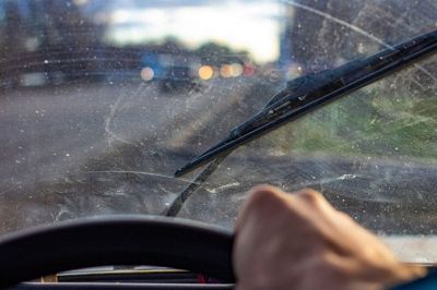 Nguyên nhân bên trong kính chắn gió ô tô luôn bị bẩn dù thường xuyên vệ sinh