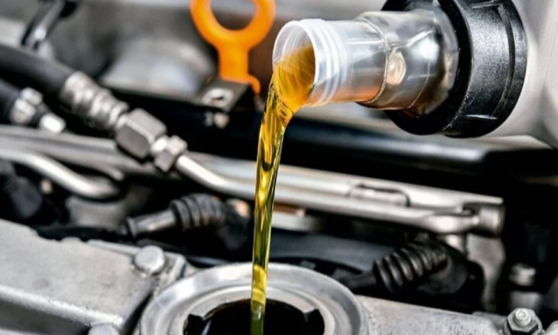 Những tác hại khi đổ dư dầu động cơ xe ô tô