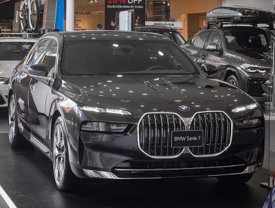 Cạnh tranh Mercedes, giá xe sang BMW 7-Series tiếp tục 'rớt' gần nửa tỷ đồng