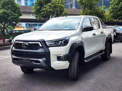 Cận cảnh Toyota Hilux 4x4 AT Adventure 2023 vừa ra mắt tại Việt Nam, giá 1,077 tỷ đồng