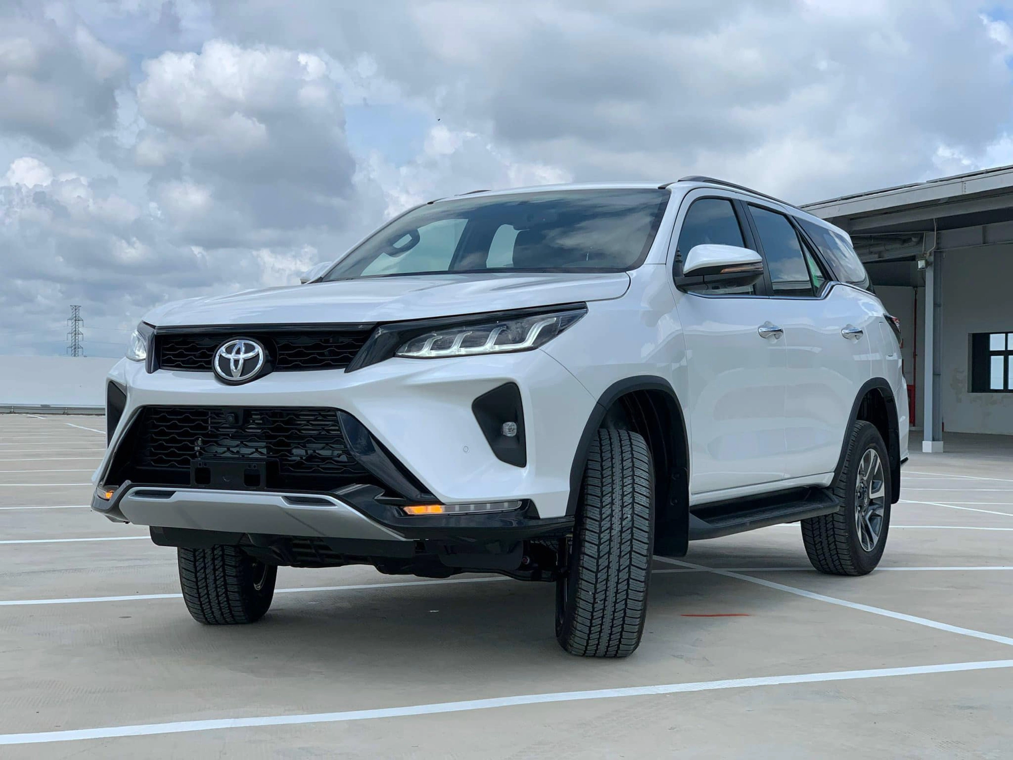 Giá xe Toyota Fortuner tháng 12/2023: Khan hàng, tăng giá