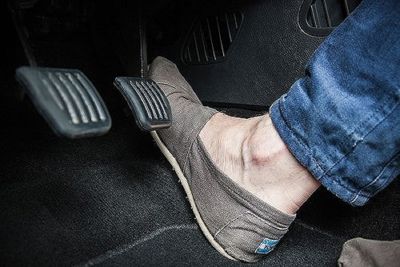 Vì sao thiết kế chân phanh, chân ga ô tô gần nhau?