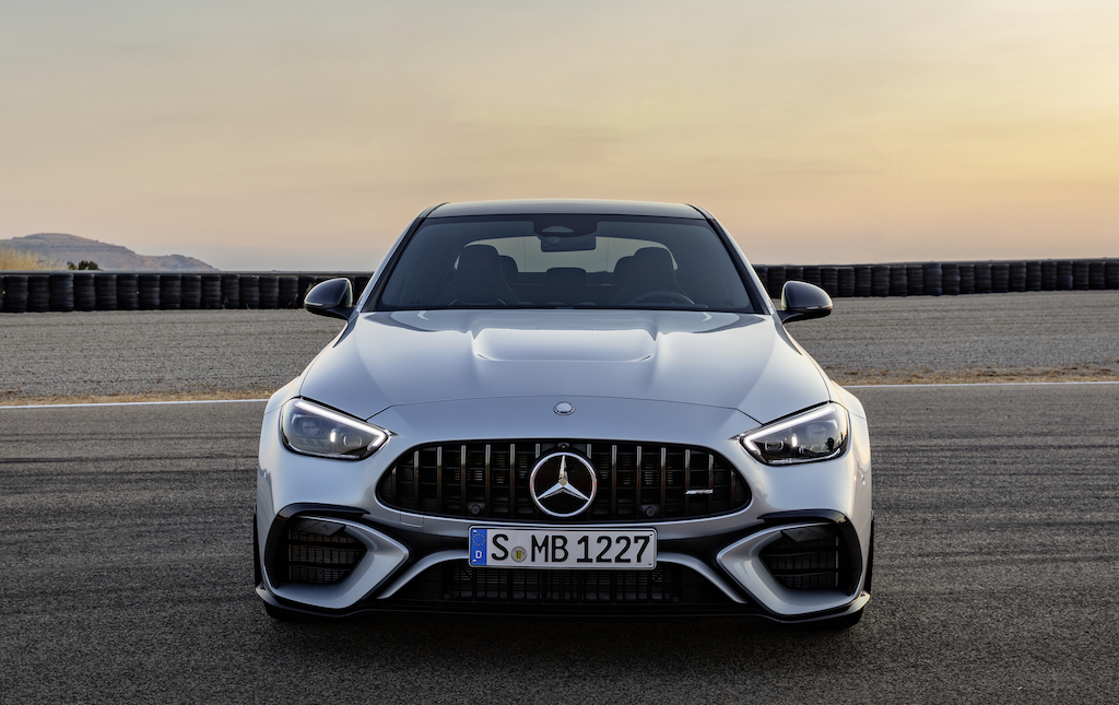 Mercedes-Benz nhận cọc mẫu xe hiệu suất cao AMG C63 E với số lượng hạn chế tại Việt Nam, giá từ 4,9 tỷ đồng.
