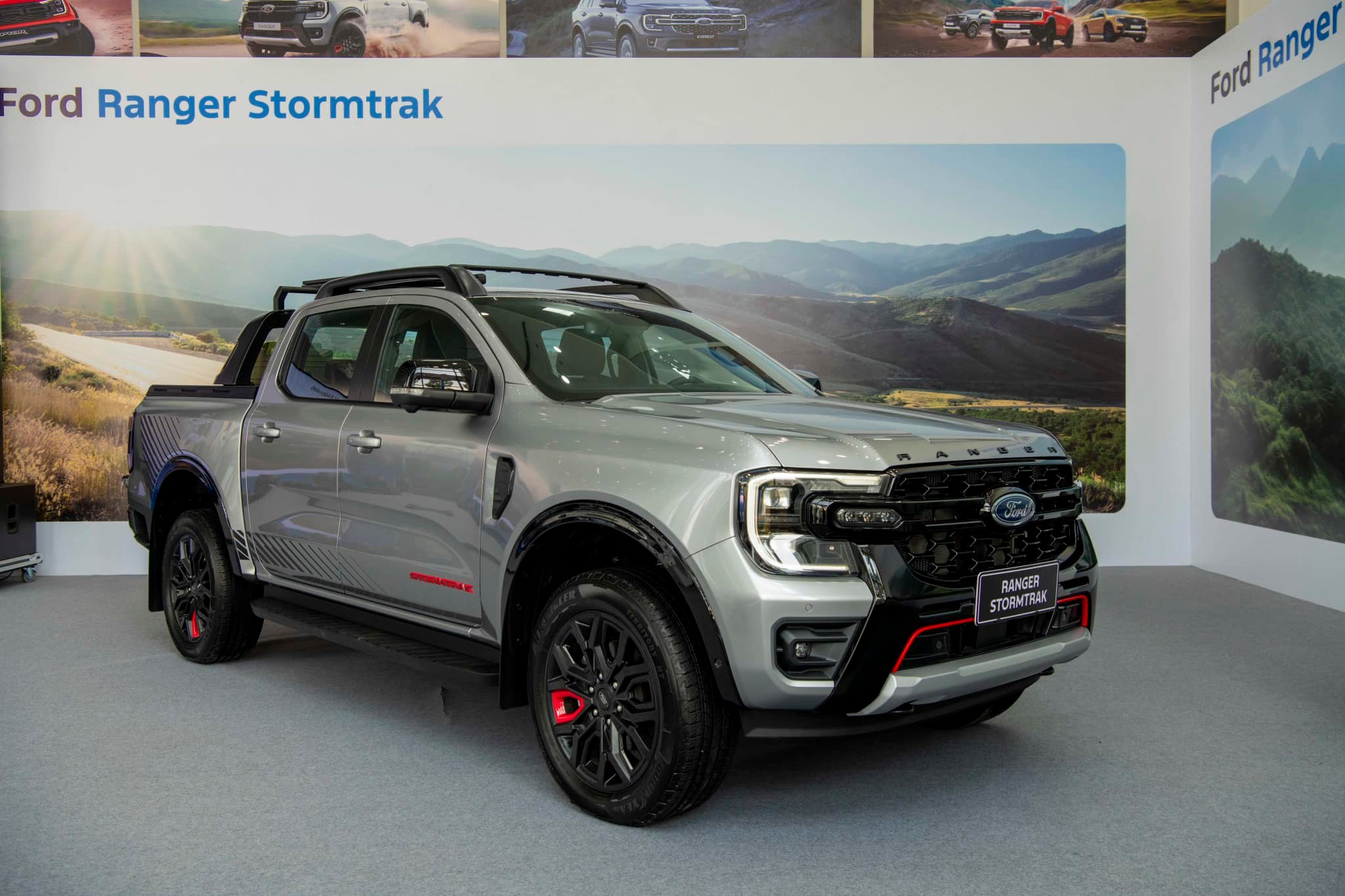Ford Everest Platinum và Ford Ranger Stormtrak ra mắt thị trường Việt