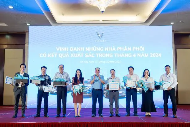 Chủ tịch Tập đoàn Vingroup Phạm Nhật Vượng vinh danh những nhà phân phối có kết quả kinh doanh xuất sắc tại hội nghị nhà phân phối ô tô điện VinFast toàn quốc 2024