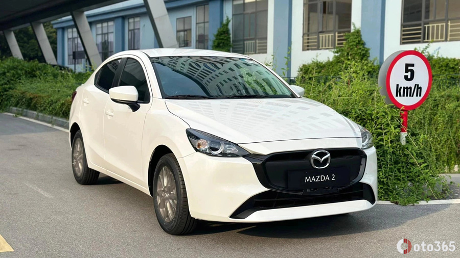 Mazda 2 màu trắng tổng thể