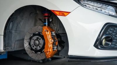 Giải mã lý do má phanh trước ôtô mòn nhanh hơn má phanh sau 