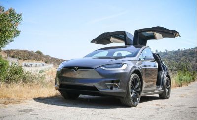 Tesla vẫn điều chỉnh tăng giá xe dù doanh số giảm