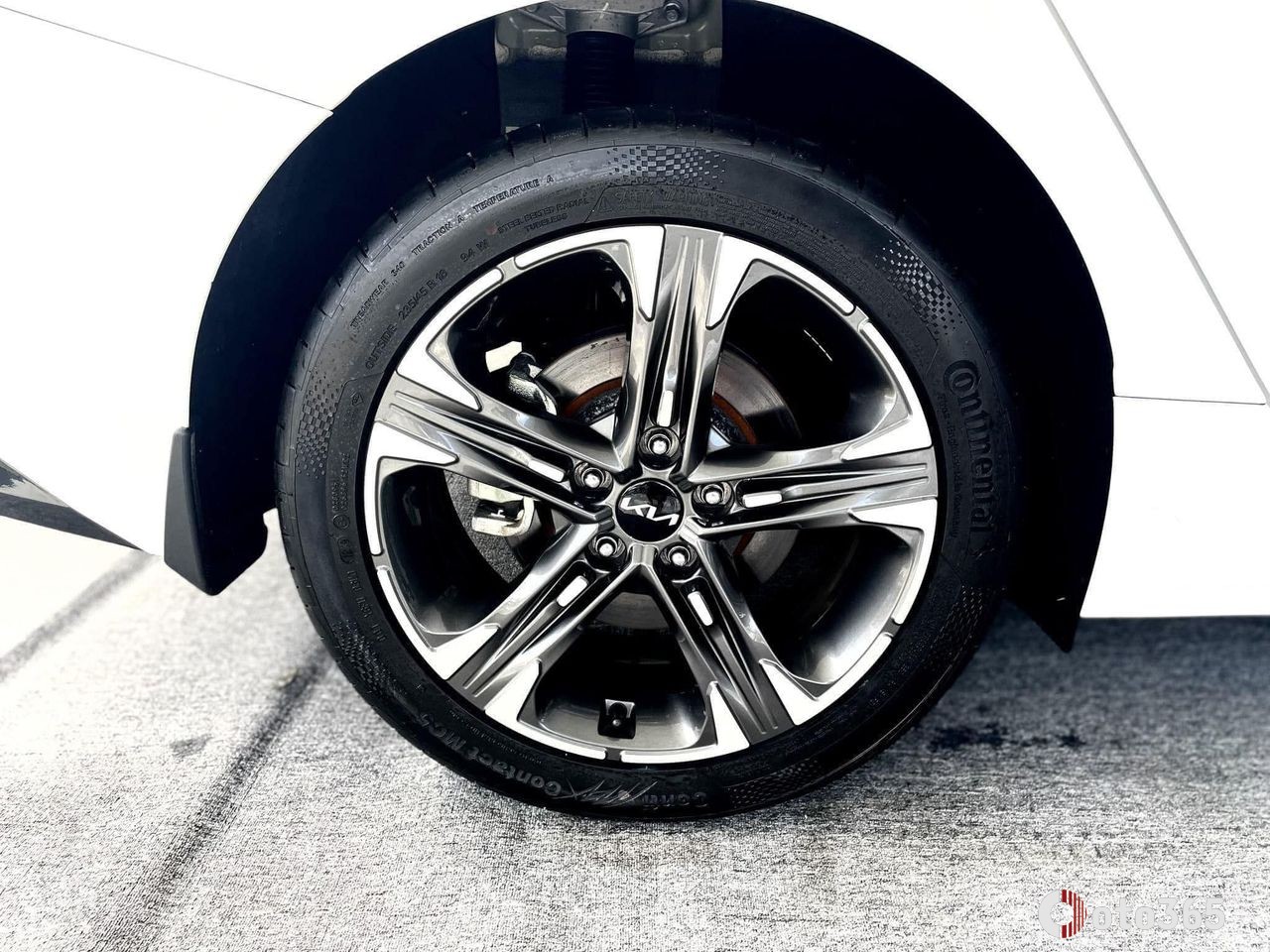 la-zang hợp kim dạng 5 chấu kết hợp cùng bộ lốp 235/45R18