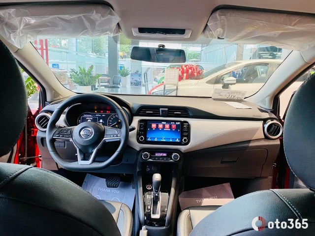 Khoang lái xe Nissan Almera