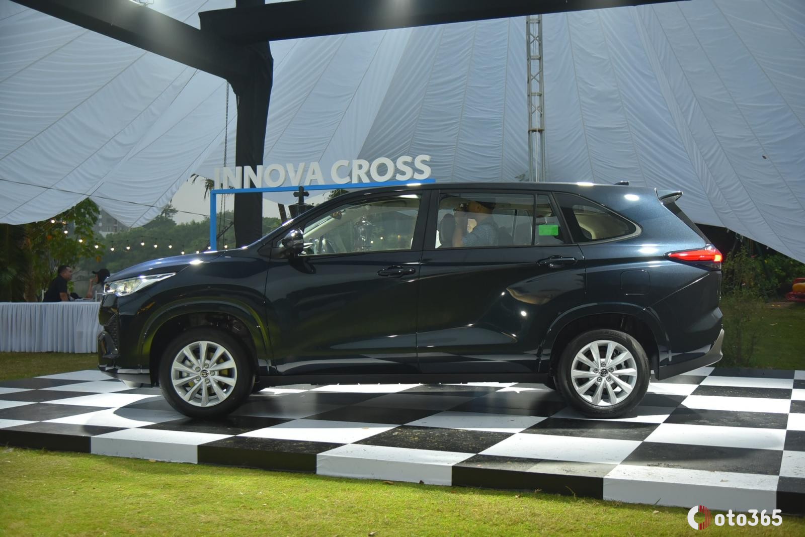 Thân xe Toyota Innova Cross Xăng