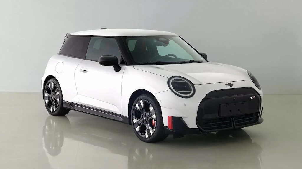 Hatchback thể thao MINI Cooper JCW E chạy điện trước ngày ra mắt