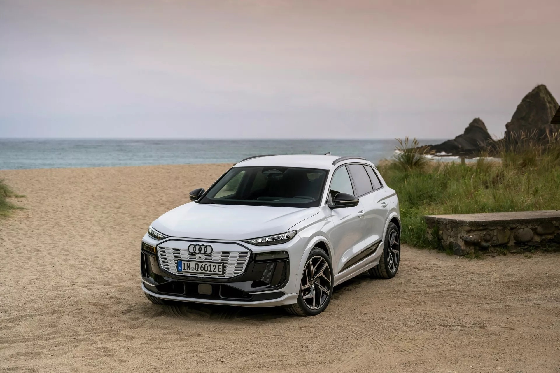 Audi Q6 e-tron 2025 chốt giá từ 1,57 tỷ đồng, sạc đầy chạy gần 520 km