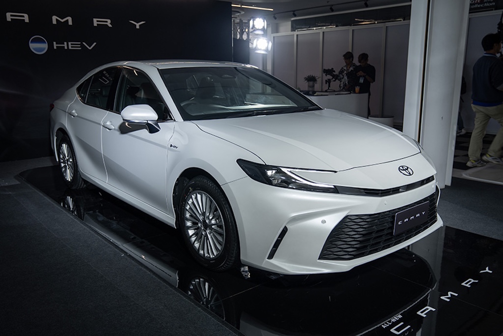 Toyota Camry 2025 thế hệ mới vừa chính thức ra mắt tại Thái Lan