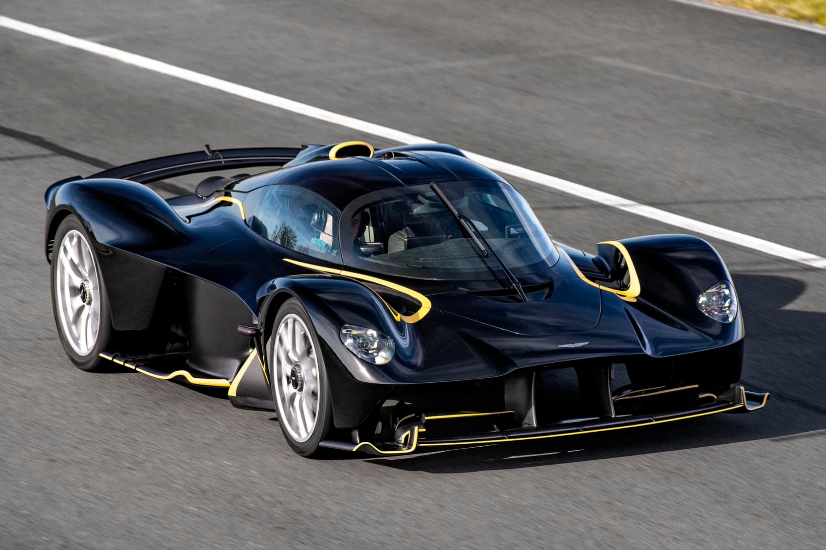 Tại Mỹ, Siêu xe Aston Martin Valkyrie Spider đầu tiên có mặt với giá hơn 4 triệu USD