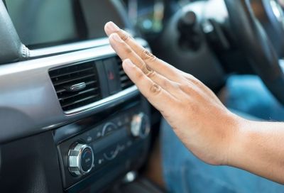 Nguyên nhân điều hòa ô tô có mùi hôi và bí quyết khắc phục