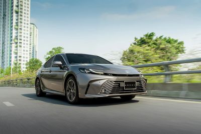 Sedan cỡ D Toyota Camry chốt giá từ 1,22 tỷ đồng