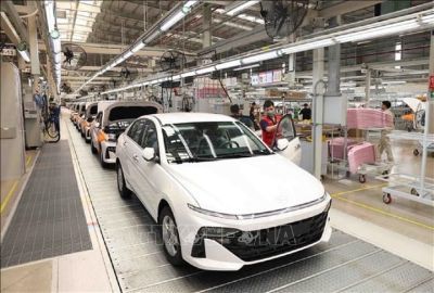 Giá xe giảm kỷ lục do tồn kho cao: Cơ hội vàng hay rủi ro tiềm ẩn?