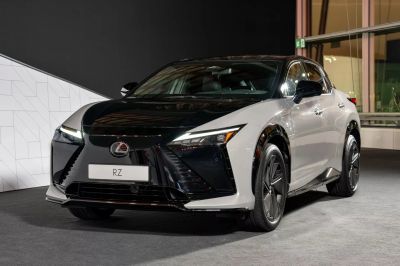 Lexus RZ SUV thuần điện ra mắt bản nâng cấp giữa vòng đời