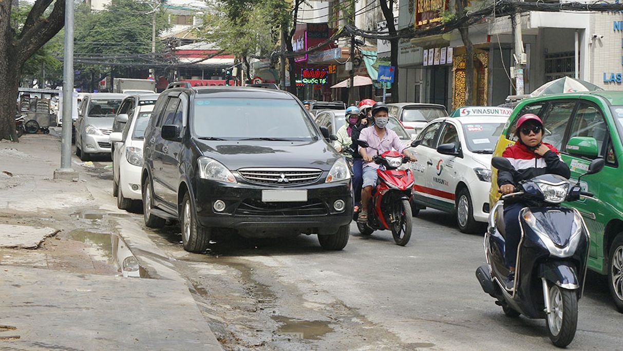 Những trường hợp cấm vượt xe ô tô dù không có biển báo