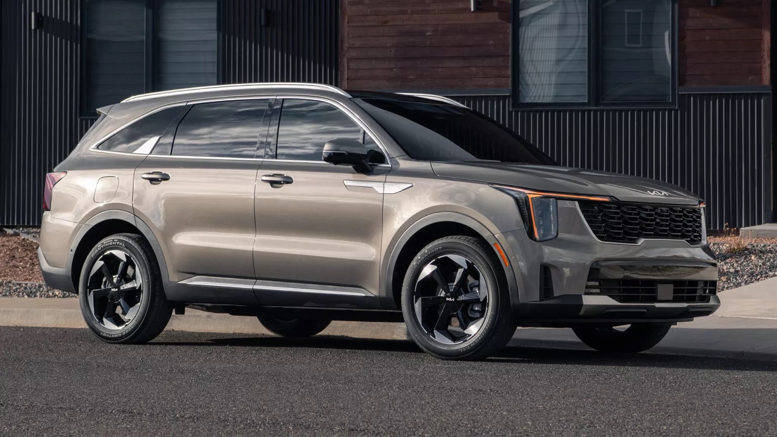 Xe SUV là gì? Ưu nhược điểm, phân loại và các mẫu SUV bán chạy tại Việt Nam