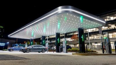 Mỹ tăng tốc triển khai trạm sạc nhanh cho xe điện