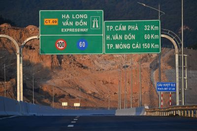 Gặp sự cố trên cao tốc: 5 bước tài xế ôtô cần thực hiện ngay