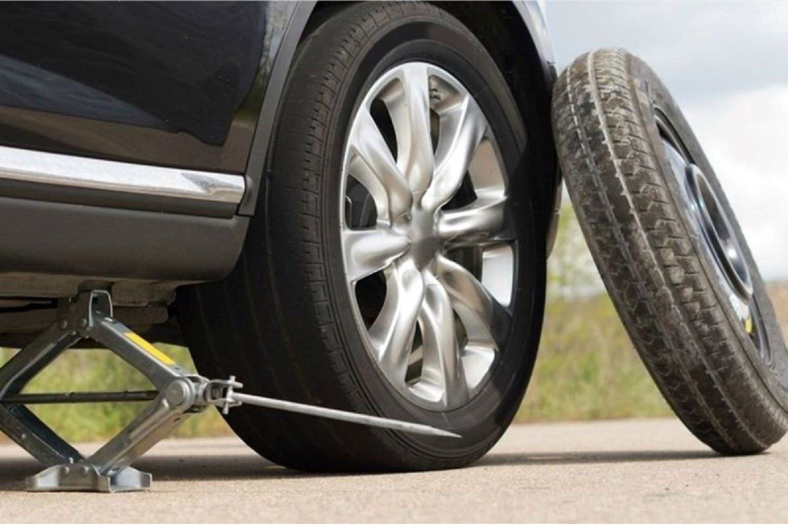 Nổ lốp giữa trời nắng: Cảnh báo và giải pháp cho tài xế