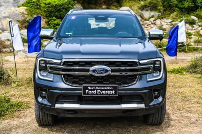 Ford Everest dẫn đầu phân khúc SUV cỡ lớn, Hyundai Santa Fe tiếp tục lép vế