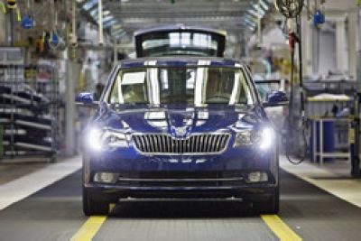 Thị trường ô tô cuối năm: Xe MPV 7 chỗ giảm giá xuống mức 'không thể rẻ hơn'