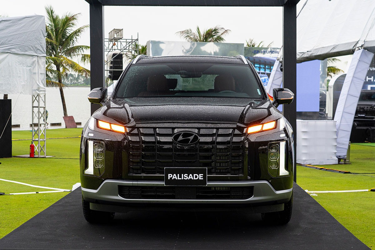 Loạt xe gầm cao tiền tỷ đang giảm giá mạnh để 'dọn kho' trong tháng cuối năm