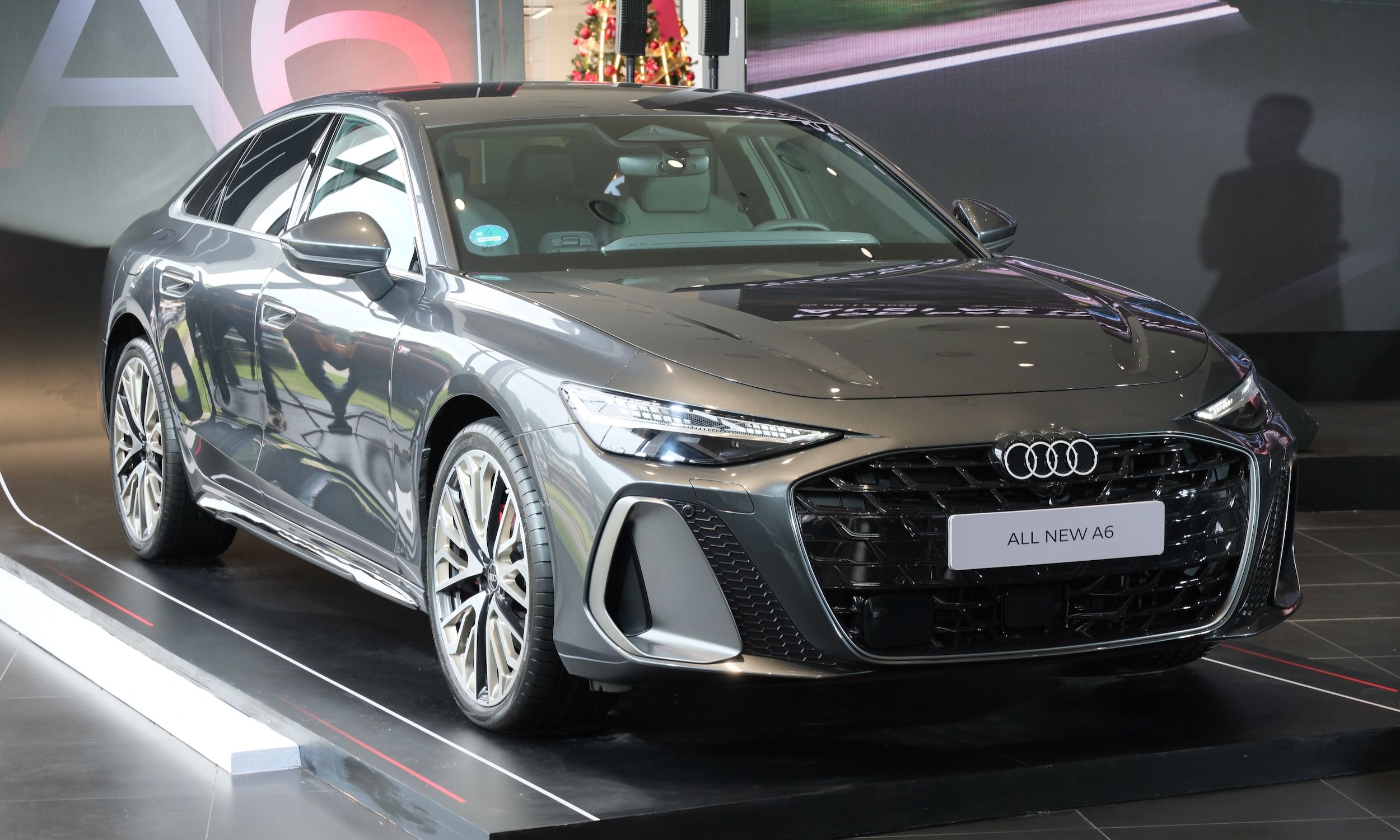 Audi A6 thế hệ mới ra mắt khách Việt, giá 2,799 tỷ đồng