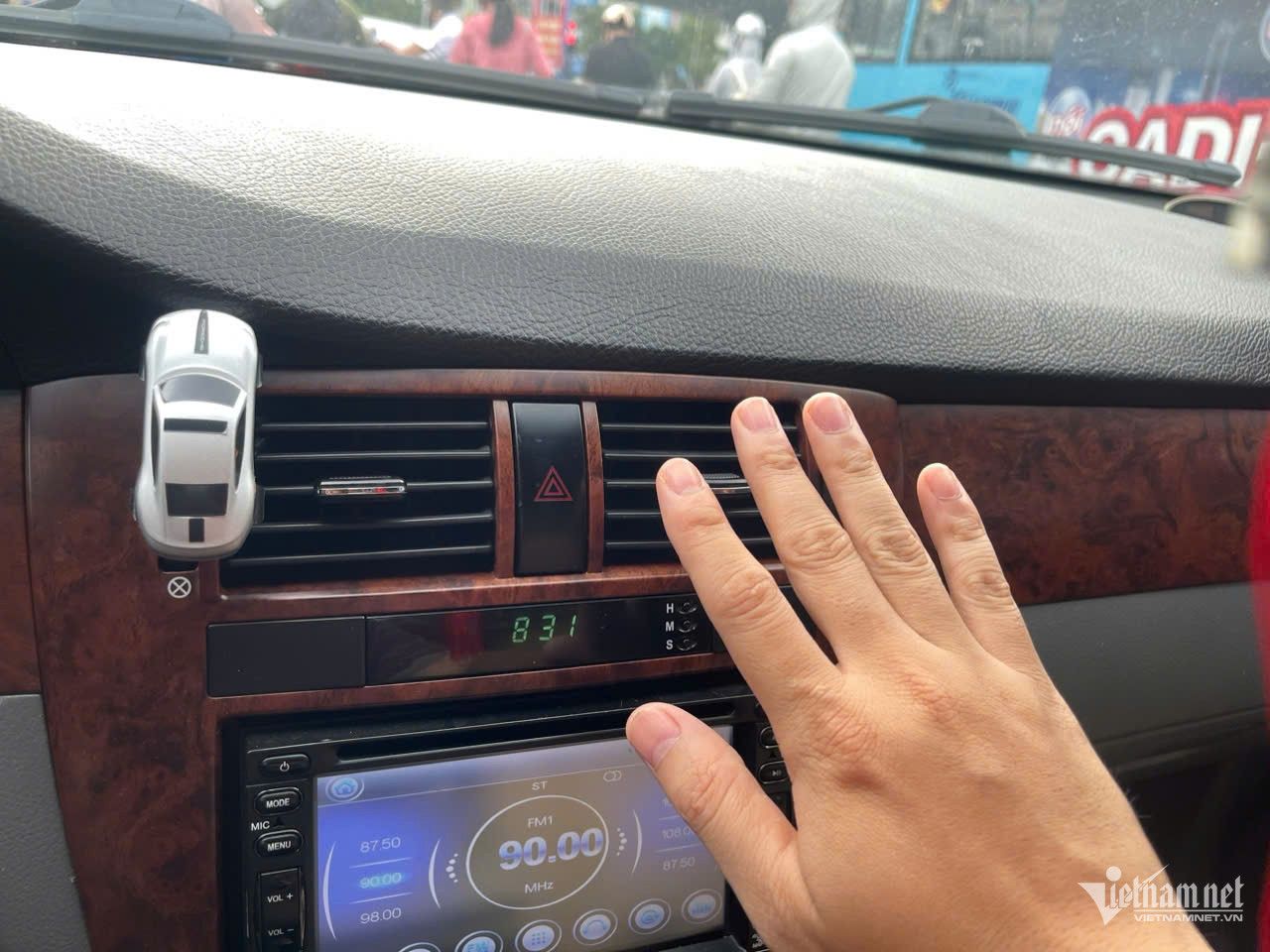 Có nên bật điều hoà ô tô ngay lúc khởi động?