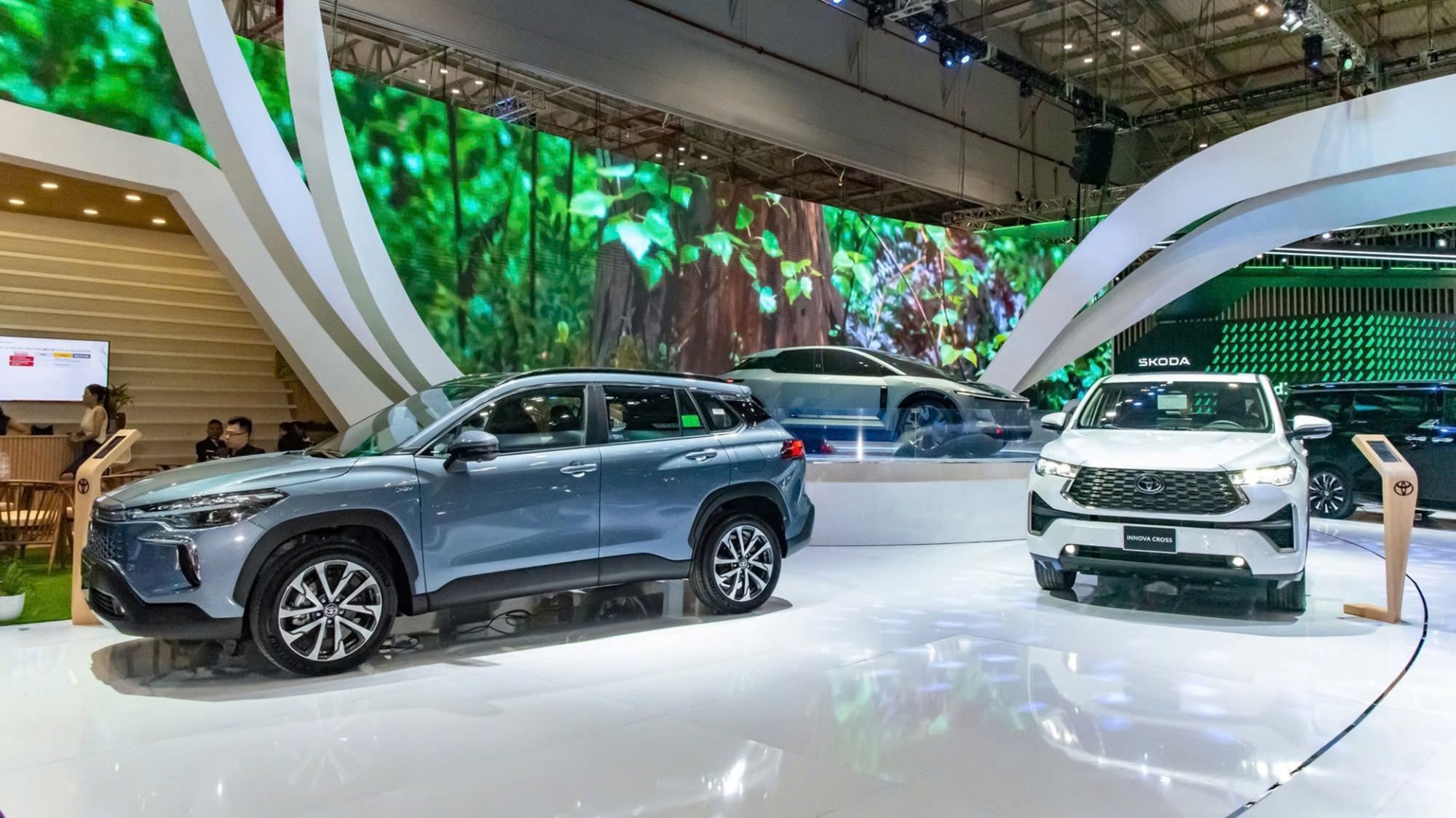 Hãng xe đua giảm giá để hút khách cuối năm