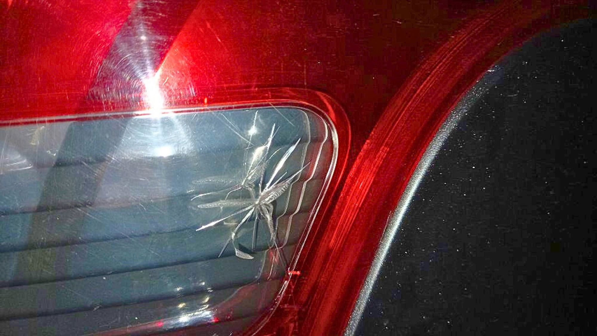 Mặt đèn ô tô bị nứt xử lý ra sao?