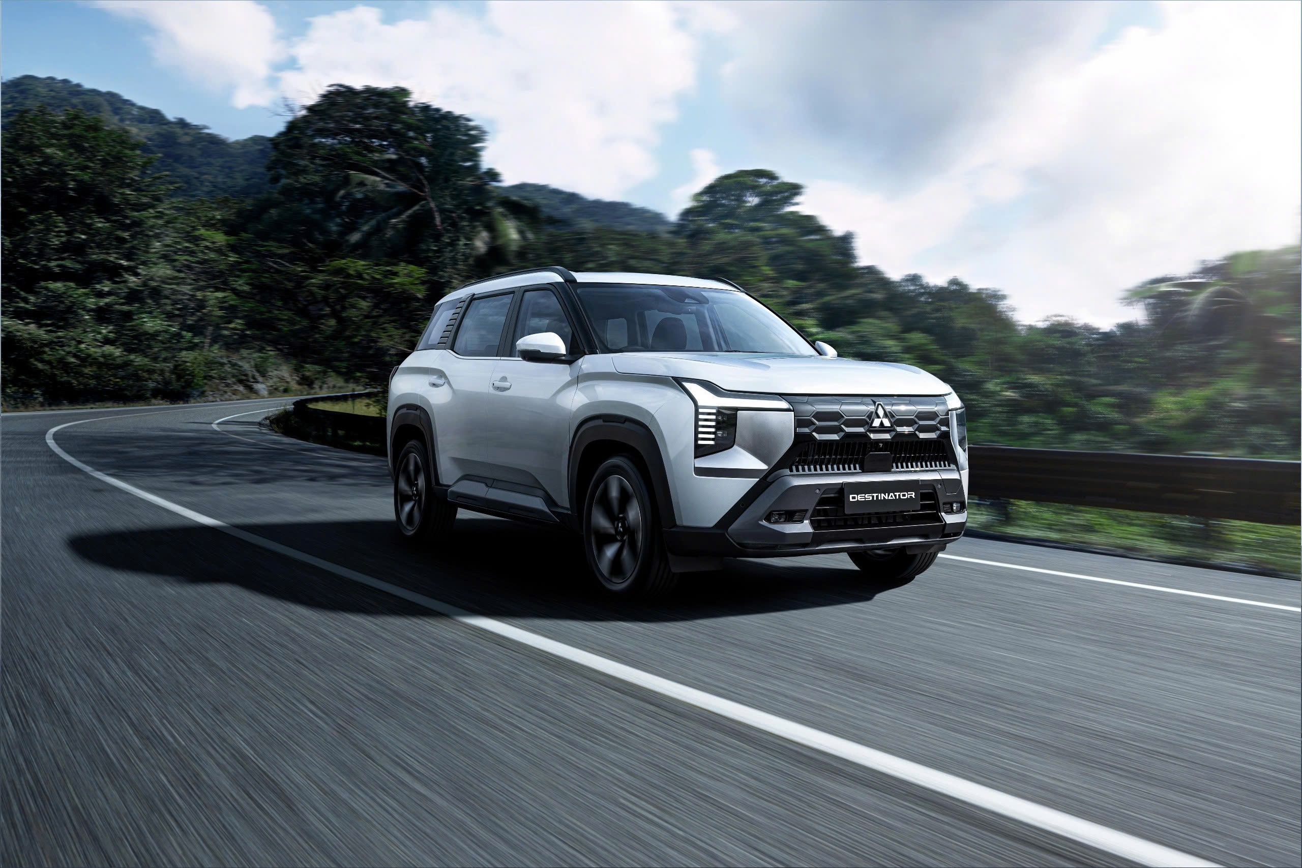 Hơn 700 triệu đồng mua ô tô 7 chỗ nào đi Tết?