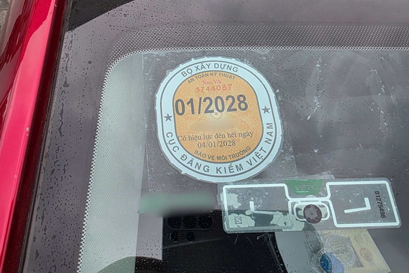 Từ 2026: Ô tô chỉ còn một tem kính lái, xe điện sắp có biển số riêng