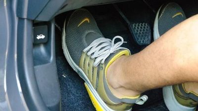 Thói quen tưởng vô hại khi lái xe số sàn, có thể khiến bạn trả giá đắt