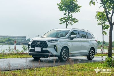 Thị trường ô tô trước Tết: Hãng xả hàng tồn, xe đời cũ giảm giá mạnh