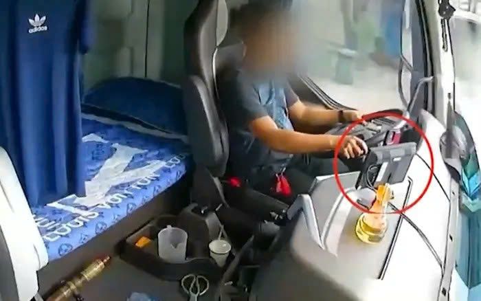 Nghe nhạc trên xe thế nào để tránh nguy cơ tai nạn?