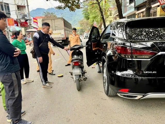 Mở cửa xe thiếu quan sát nguy hiểm thế nào?